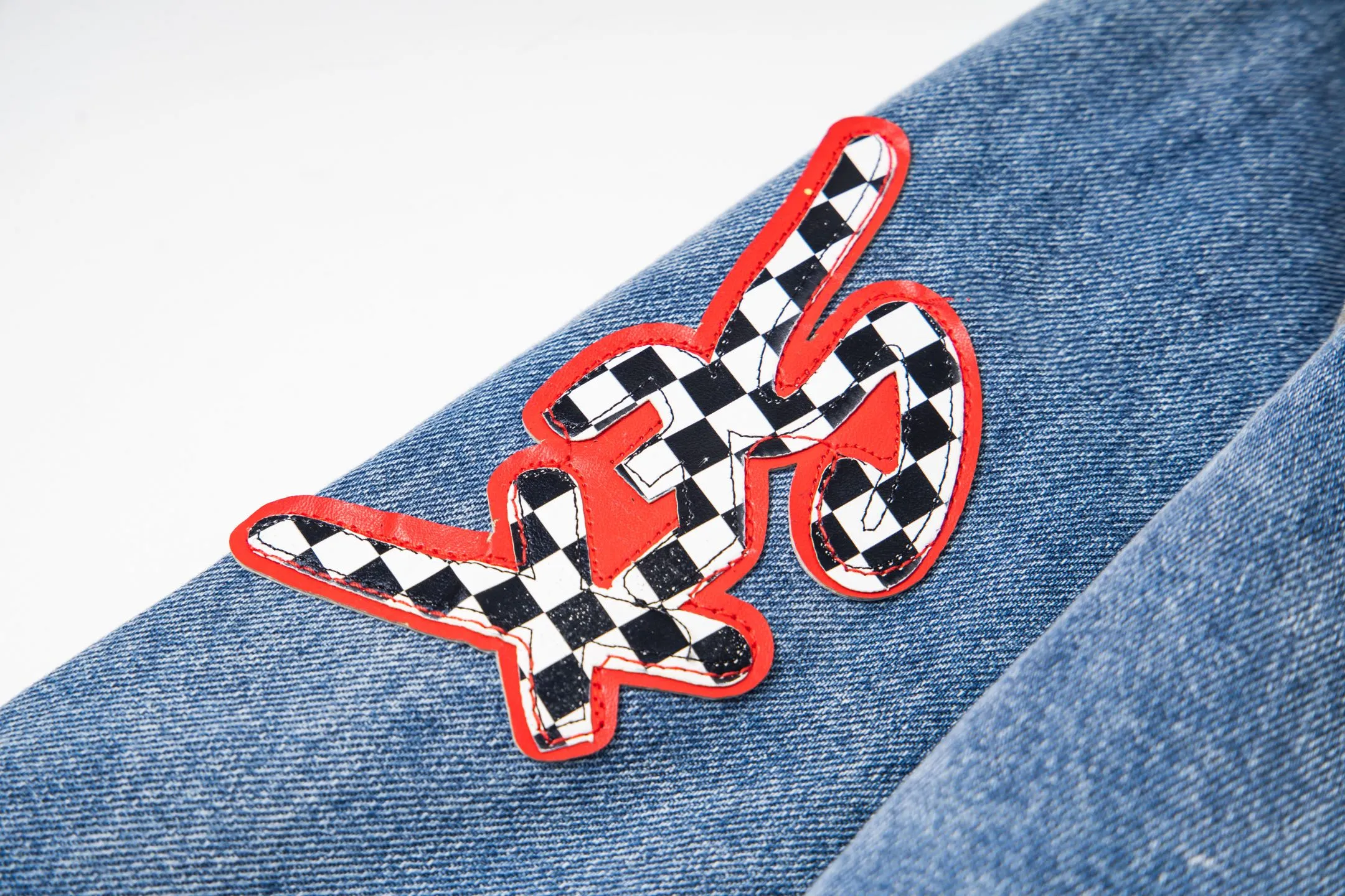 P320 ChromeHearts/Cro Hearts Cartoon Letter Chapter Cross Patchwork Leather Denim Jacket If you are obsessed with ChromeHearts, you can check it out. The same style for celebrities. Chrome Hearts is a very representative shirt jacket. The upper body of both men and women is really amazing, and it is the same style as Yu Shuxin and Angelababy! Recommended loose style for girls, super sweet! As soon as you go out, you will turn heads‼ ️This jacket really closes your eyes. Style number: 1857# (same style pants are available) Color: light blue Size: S M L XL